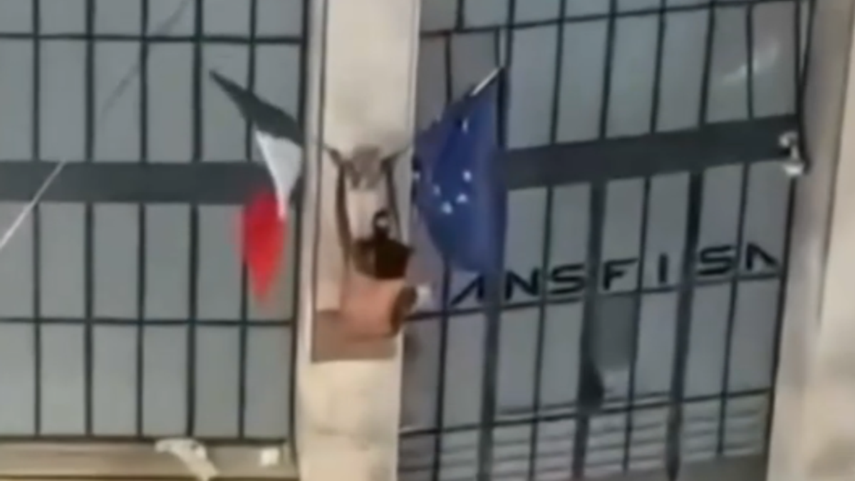 Strappò il tricolore da un palazzo a Firenze, uomo espulso dal territorio