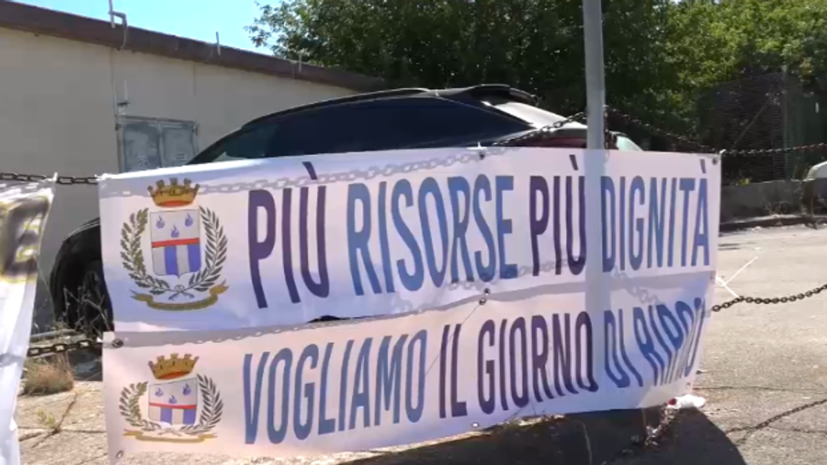 Disordini nel carcere di Siracusa, la protesta degli agenti: "Pestati dai detenuti"