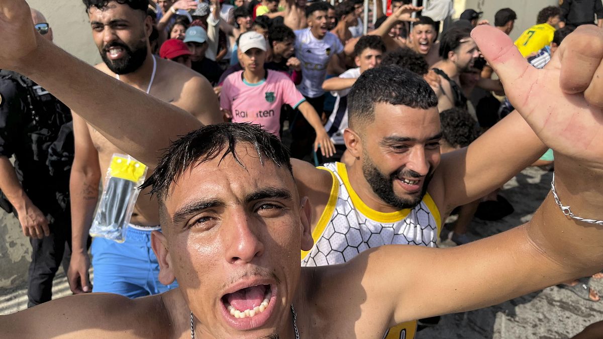  Un gruppo di migranti sulla spiaggia vicino al valico di frontiera di Tarajal a Ceuta, in Spagna