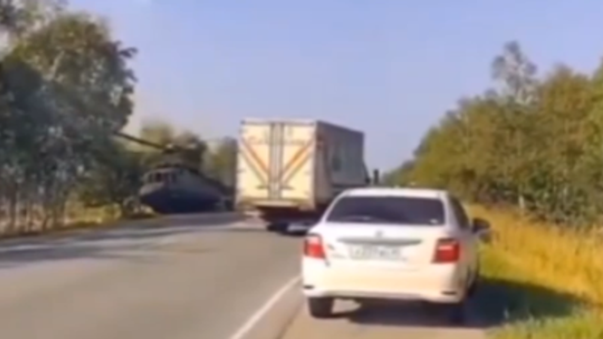 L'atterraggio di un elicottero militare finisce fuori strada