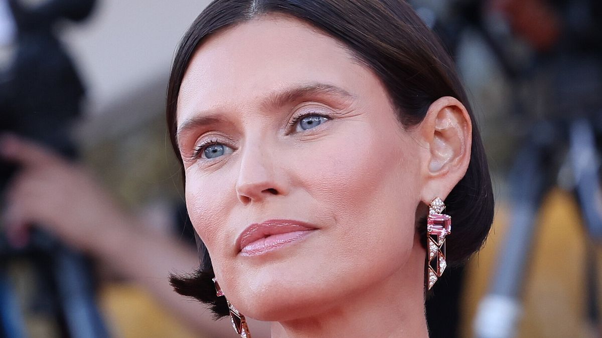 Venezia 83, il "clean" beauty look di Bianca Balti sul red carpet (courtesy of Clé de Peau Beauté)