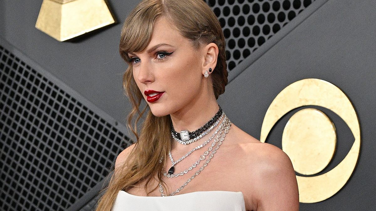 Il beauty look dal rossetto rosso fiammeggiante di Taylor Swift ai Grammy 2024