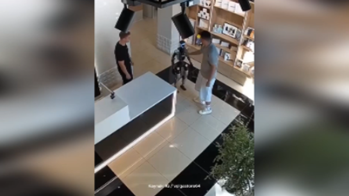 In Russia due clienti spingono un robot e lui risponde sferrando dei calci