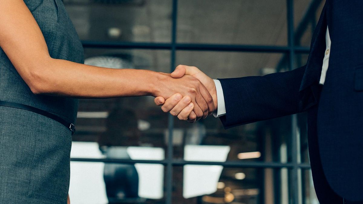 La stretta di mano deve essere ferma e asciutta, senza "stritolare" .