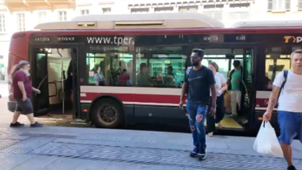 Svolta a Bologna: i richiedenti asilo potranno avere abbonamenti dei bus gratuiti