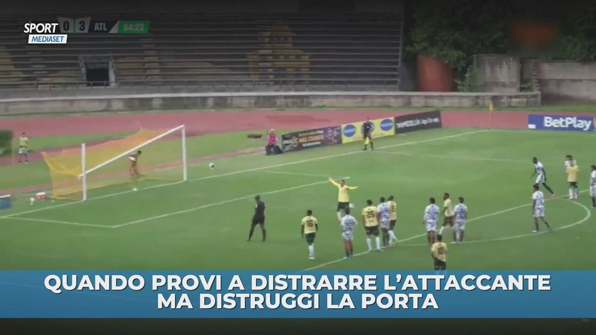 Quando provi a distrarre l'attaccante ma...