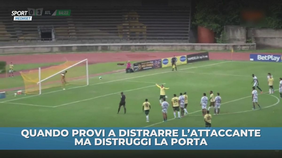 Quando provi a distrarre l'attaccante ma...