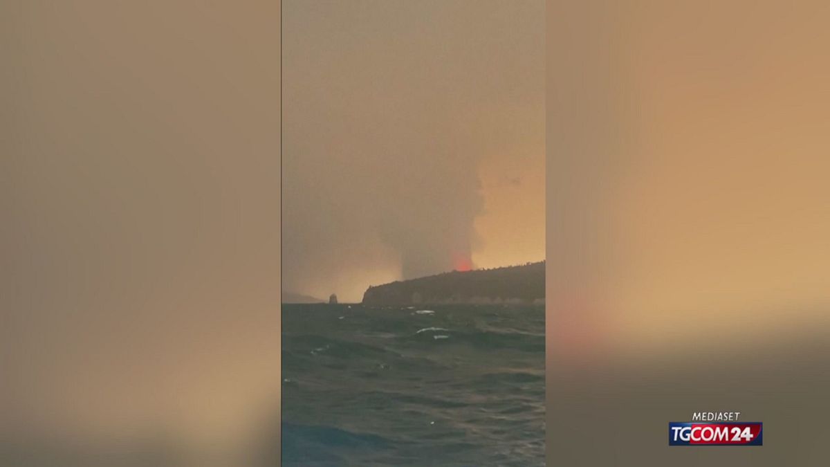 In Indonesia lo spettacolo dell'eruzione del vulcano Anak Krakatau