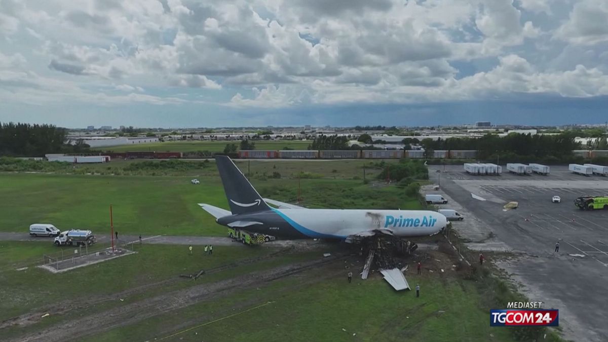 Il drone riprende il relitto dell'aereo cargo che si è schiantato a Miami
