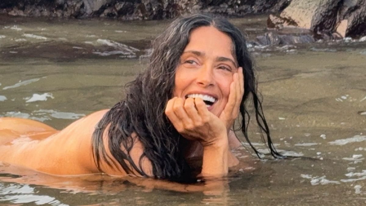 Salma Hayek nuda nell'oceano