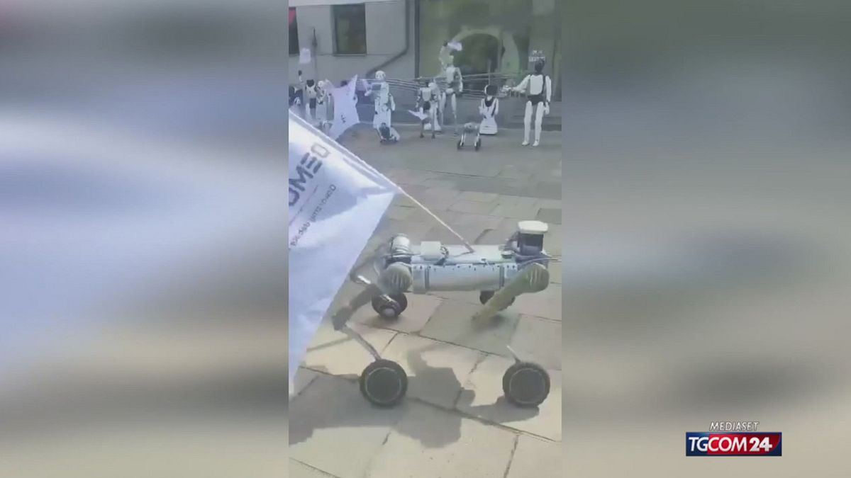 Robot sfilano a Varsavia per chiedere più regole sull'IA