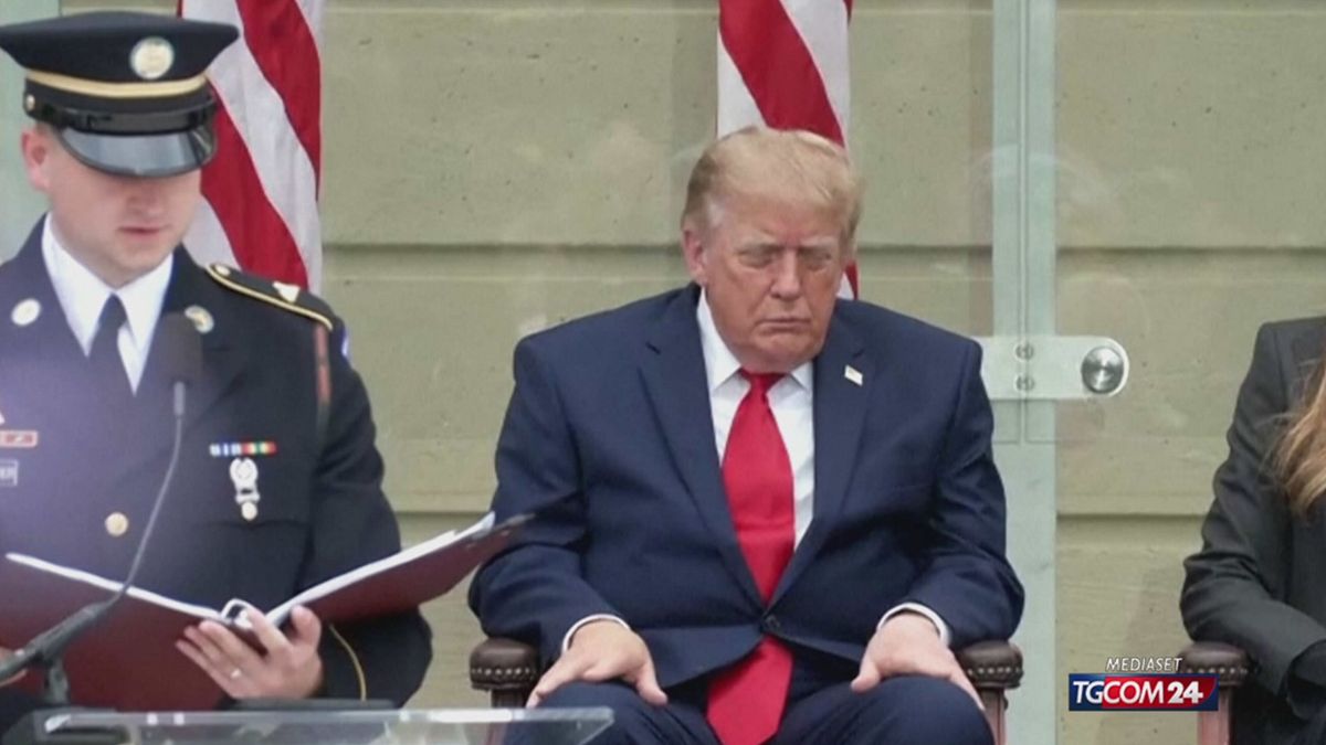Washington, Trump si addormenta alla cerimonia dell'11 settembre