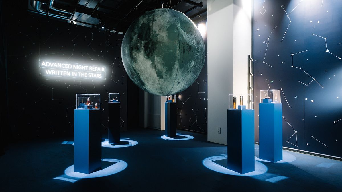 Estée Lauder presenta a Milano "Written in the Stars", un pop-up immersivo che invita il pubblico a scoprire una nuova dimensione della night skincare routine