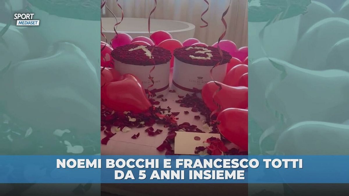Noemi e Totti festeggiano 5 anni insieme con un letto pieno di cuori