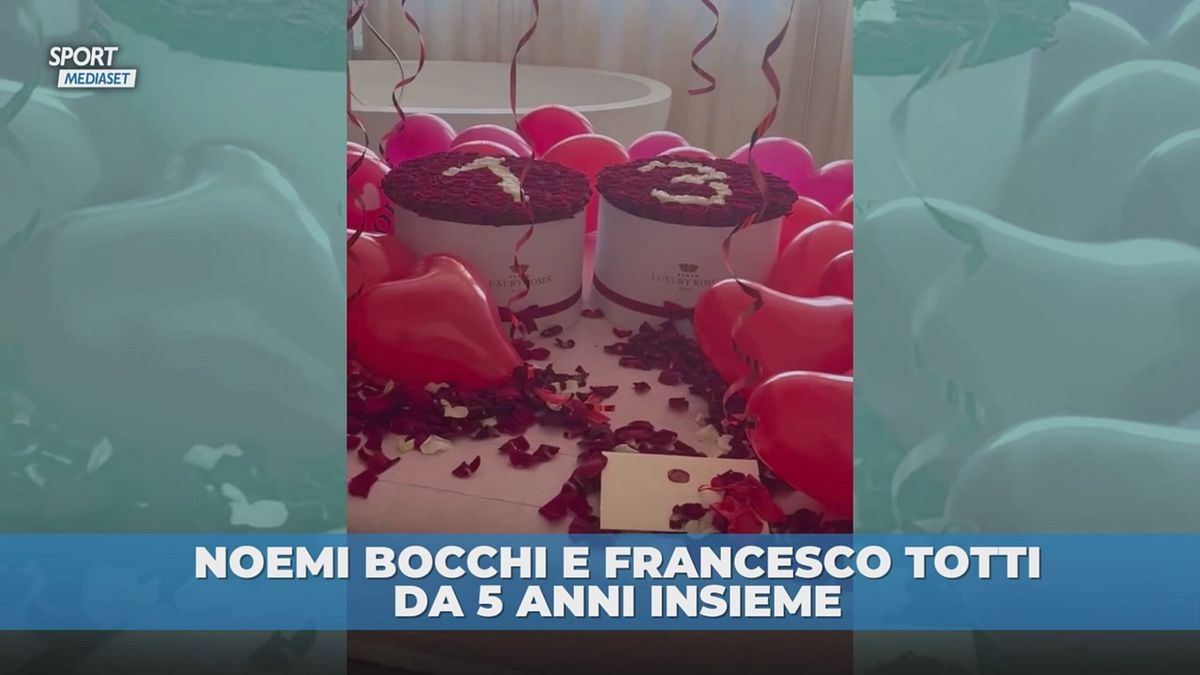Noemi e Totti festeggiano 5 anni insieme con un letto pieno di cuori