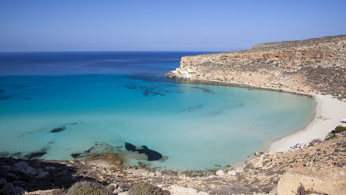  Lampedusa: la Spiaggia dei Conigli. In alta stagione è impossibile vederla così