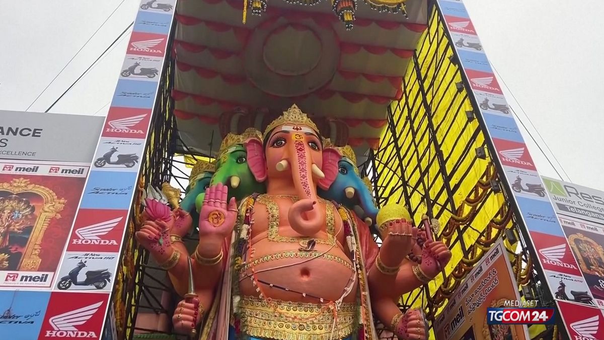 Mumbai in festa per Ganesha: la divinità con la testa di elefante