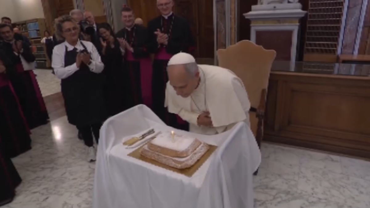 Cori, torta, applausi: papa Leone spegne 71 candeline