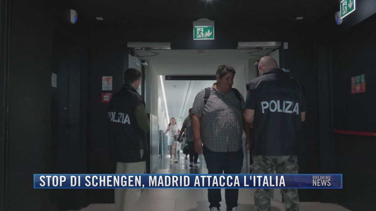 Breaking News delle 21.30 | Stop di Schengen, Madrid attacca l'Italia