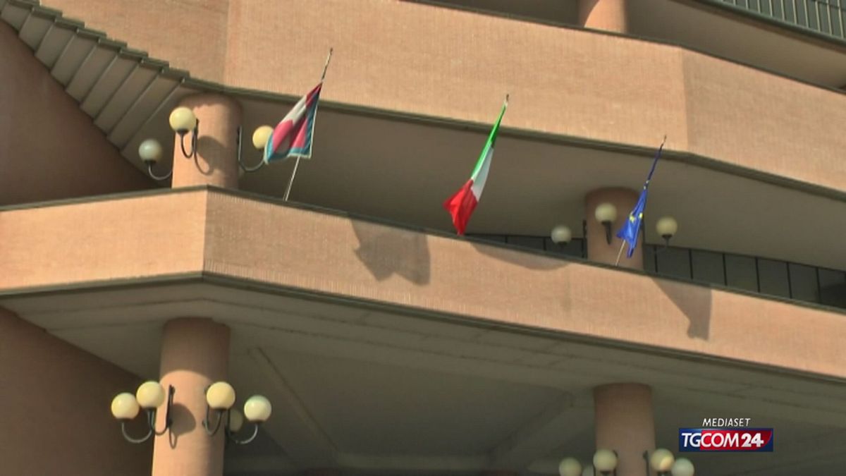 18.00 RICHIESTA D'ASILO, RINVIO AL '32 SRV