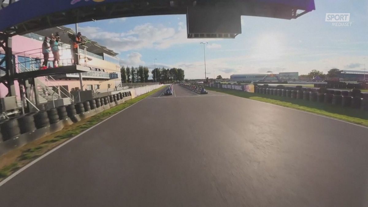 Max Vs 100, Verstappen in testa dopo 14 giri - VIDEO