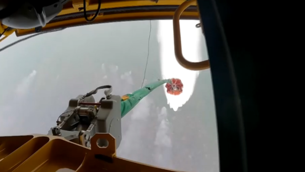Indonesia, il canadair usa un cannone… ad acqua