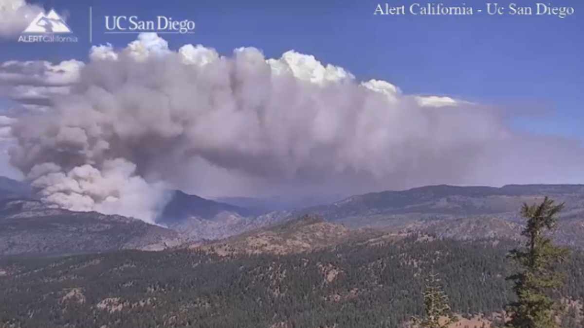 California ancora consumata da incendi, il rogo intorno a San Diego