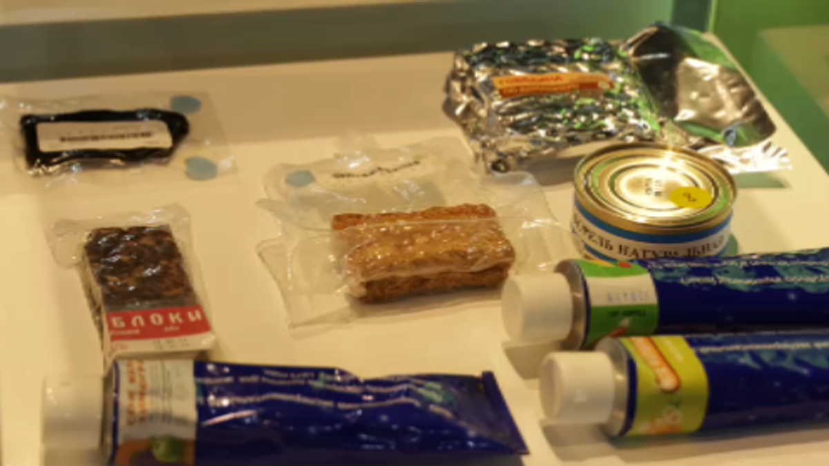 Dai cibi della tradizione ai "tubetti": cosa mangiano gli astronauti nello spazio
