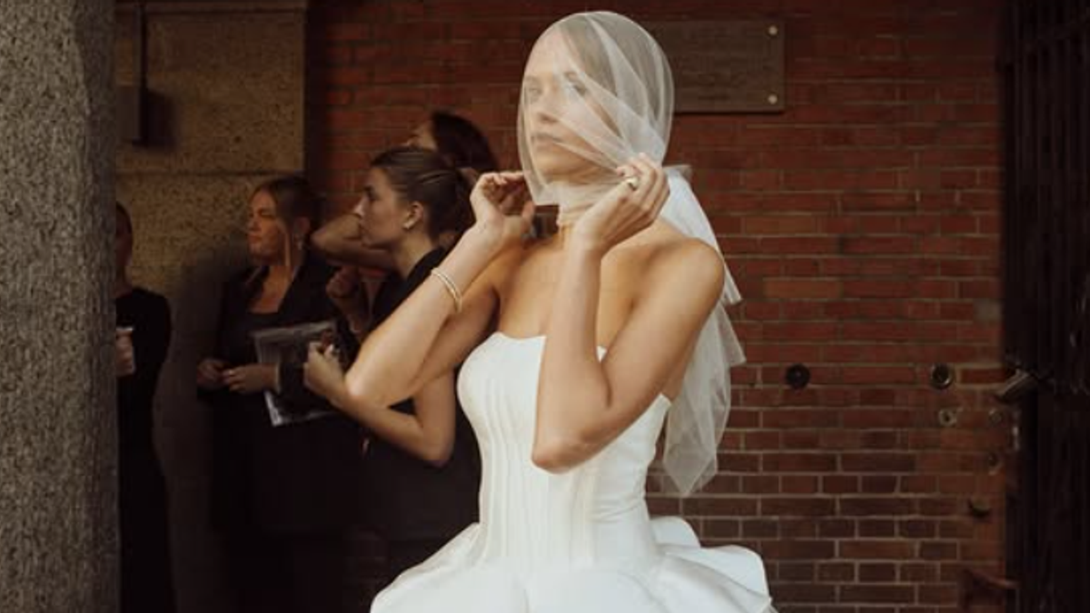 Laila Hasanovic in abito da sposa alla Fashion Week di Copenaghen per Soeren Le Schmidt (credit: @soerenleschmidt)