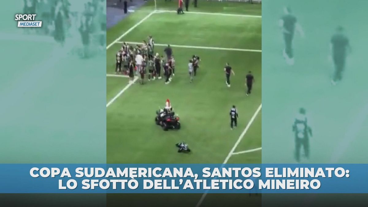 Il "gallo" dell'Atletico Mineiro trascina per tutto il campo la "balena" del Santos