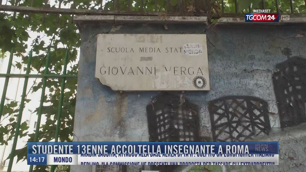 Breaking News delle 14.00 | Studente 13enne accoltella insegnante a Roma