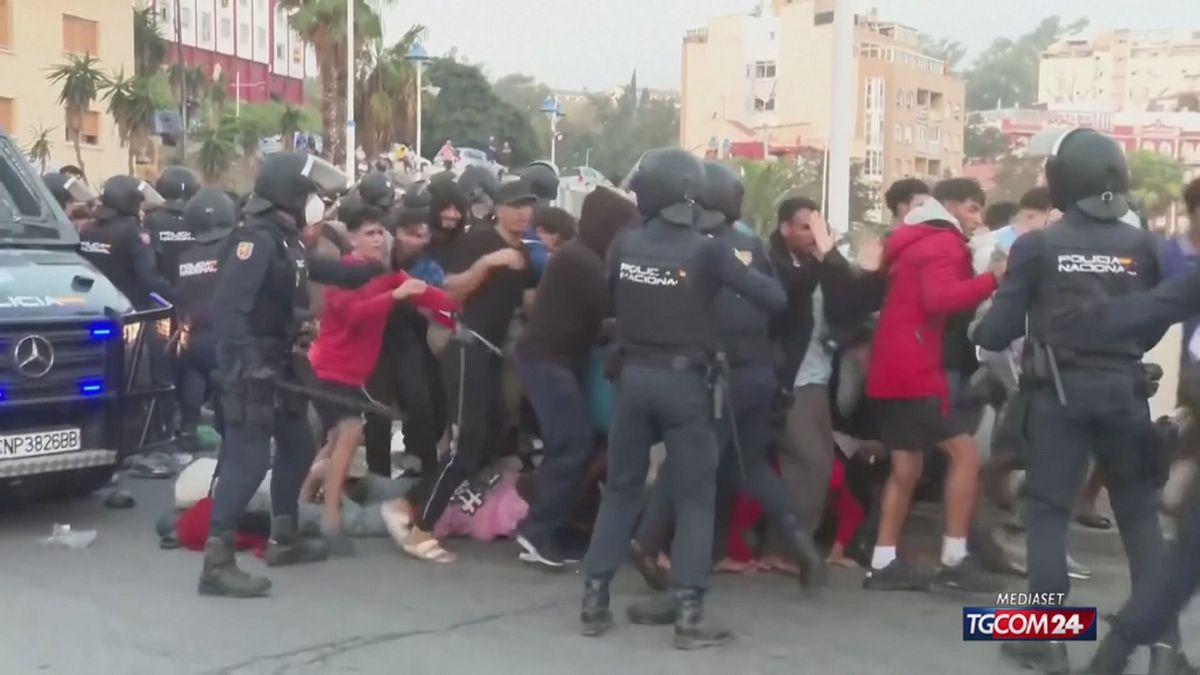 18.00 CEUTA, SGOMBERATE LE SPIAGGE. DISORDINI SRV
