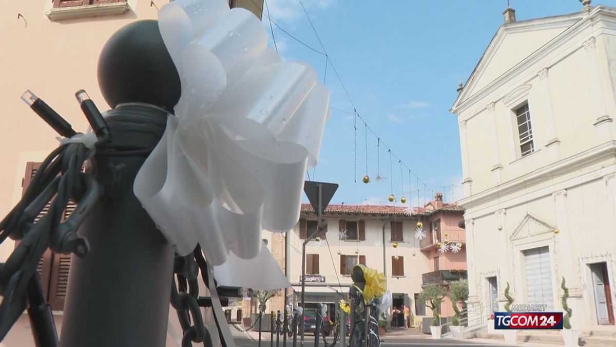 A Barbata (Bergamo) è già Natale: luminarie montate a settembre