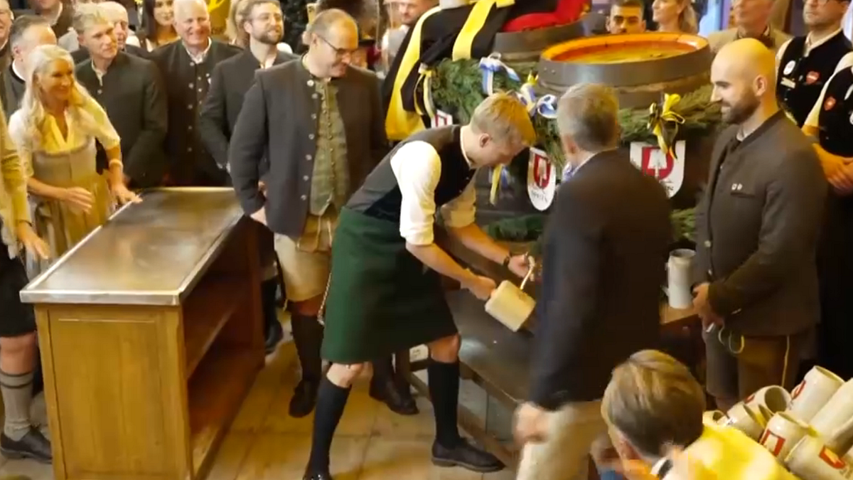 Monaco si accende per l'Oktoberfest: al via il festival della birra più famoso al mondo
