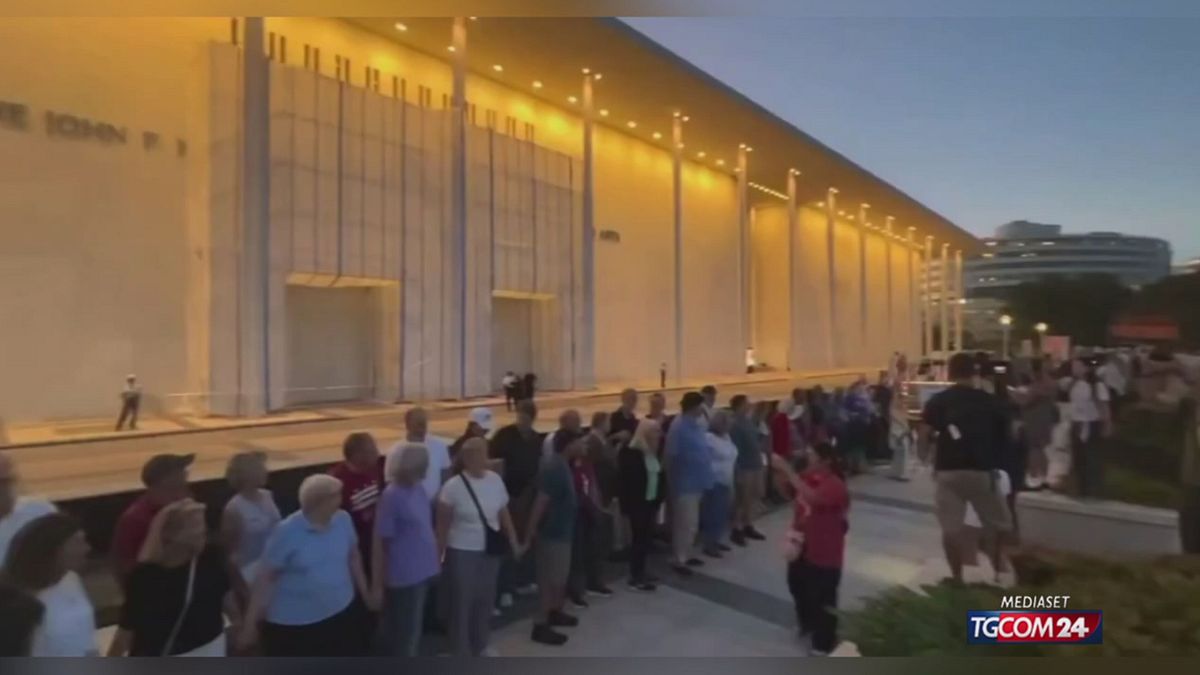 Catena umana attorno al Kennedy Center: "Giù le mani"
