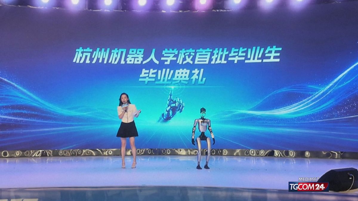 La cerimonia del diploma di alcuni automi alla "scuola per robot"