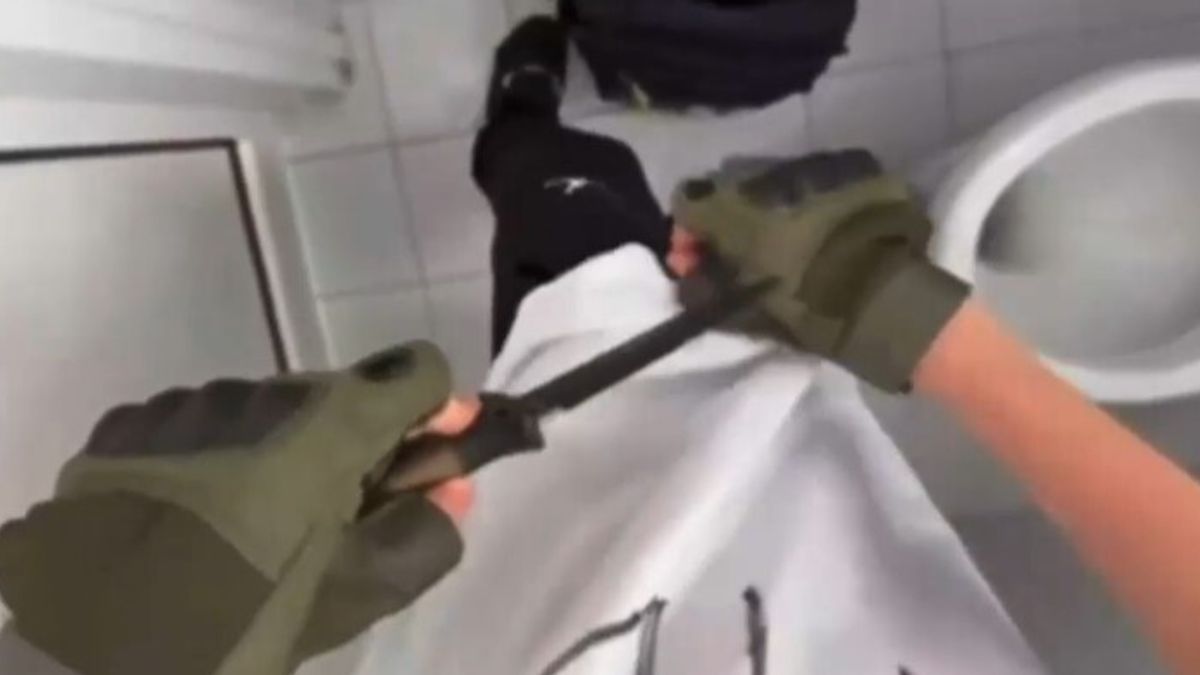 Prof accoltellata a Roma, il video dei preparativi nel bagno della scuola