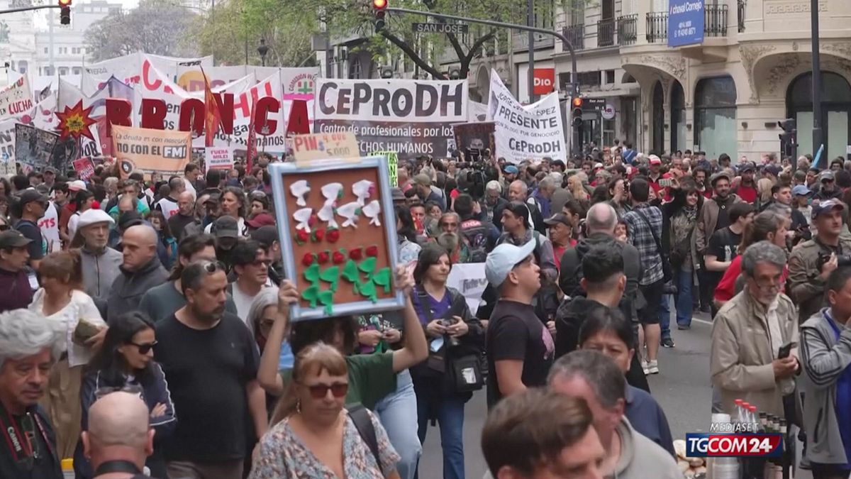 La "Marcia della Rabbia": in migliaia in piazza a Buenos Aires
