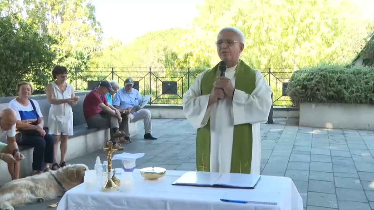 Pozzuoli, dopo il terremoto il parroco celebra la messa sul sagrato