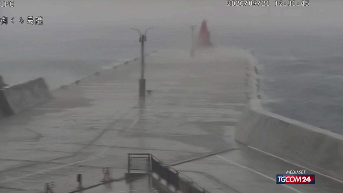 Giappone, onde gigantesche mentre si avvicina il tifone Dujuan