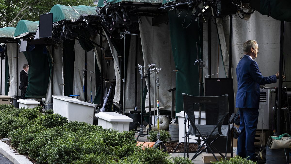 La fila di cabine dei giornalisti all'interno della Casa Bianca: quelle di Ms Now e Cnn sono vuote a causa del divieto imposto da Trump