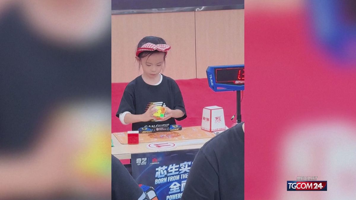 Cina, a sei anni risolve il cubo di Rubik in 4.27 secondi