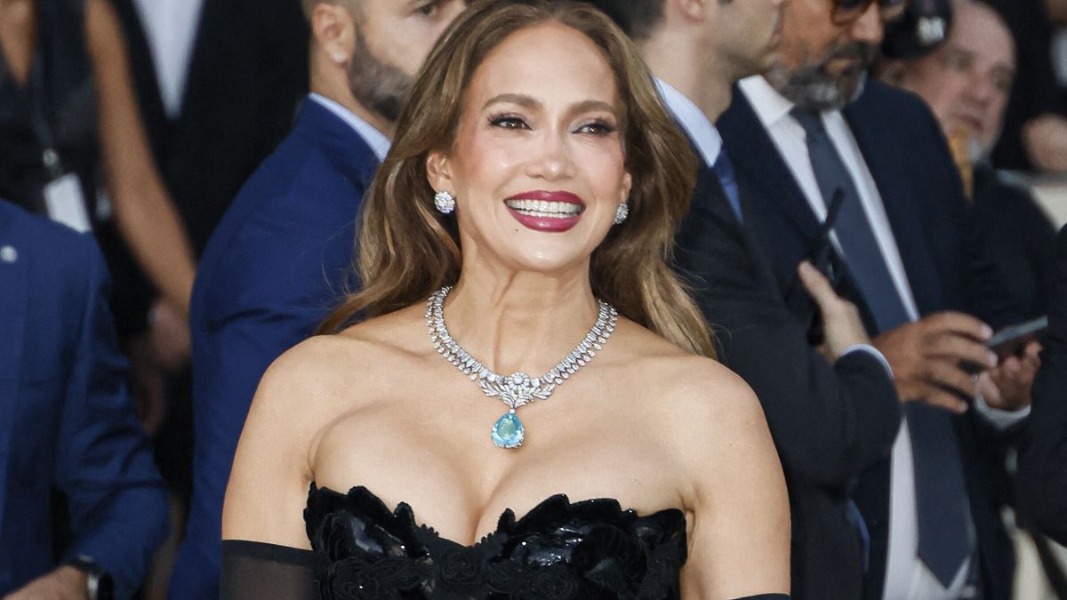 Jennifer Lopez, tra le star protagoniste di Vogue World 2026, in un abito bustier nero di alta sartoria firmato da Dolce&Gabbana
