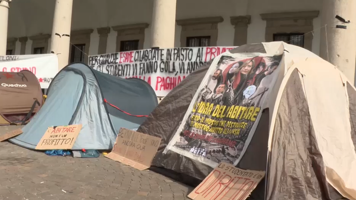 Gli studenti occupano l'università Statale di Milano contro il caro-affitto