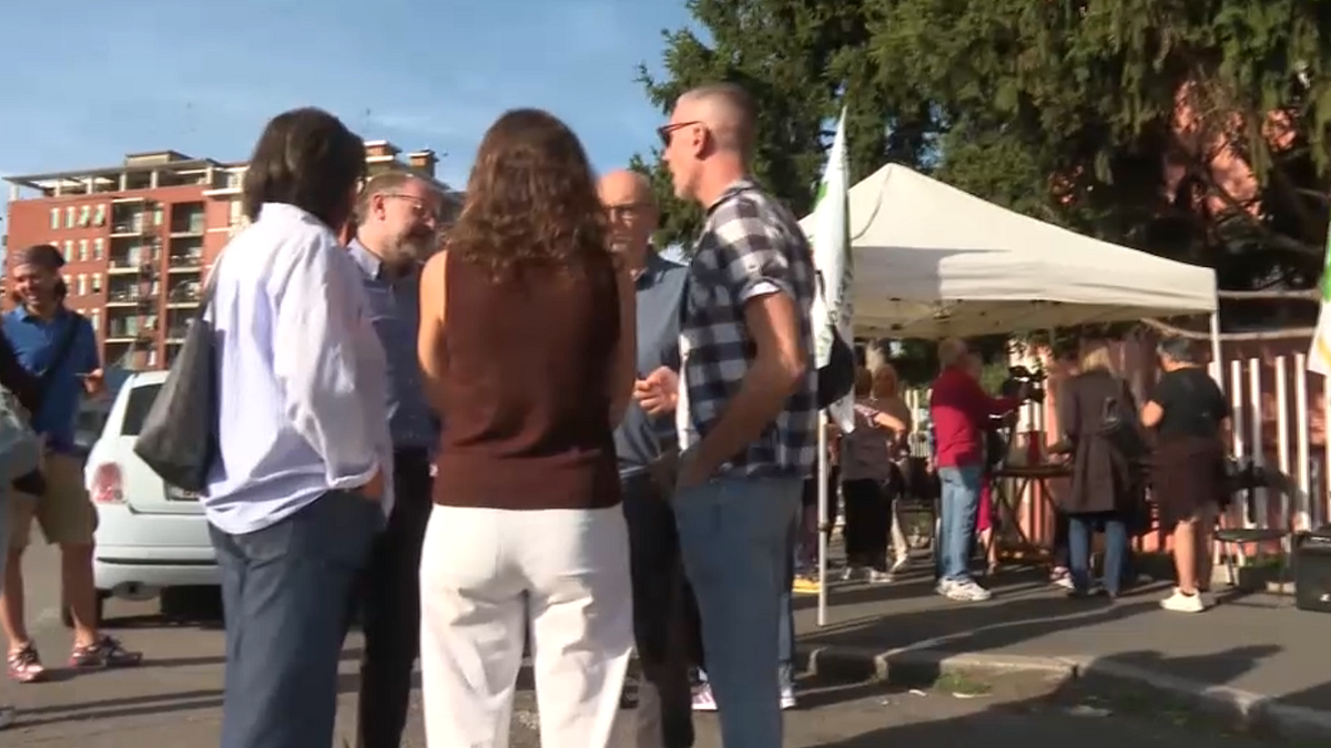 Milano, case popolari vendute a un fondo immobiliare cinese: sit-in per le dieci famiglie a rischio sfratto