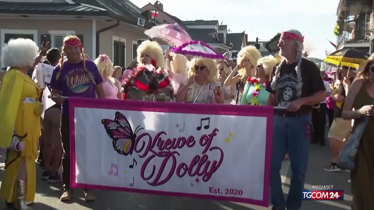 New Orleans si trasforma in Dolly Parton: in migliaia con i suoi look