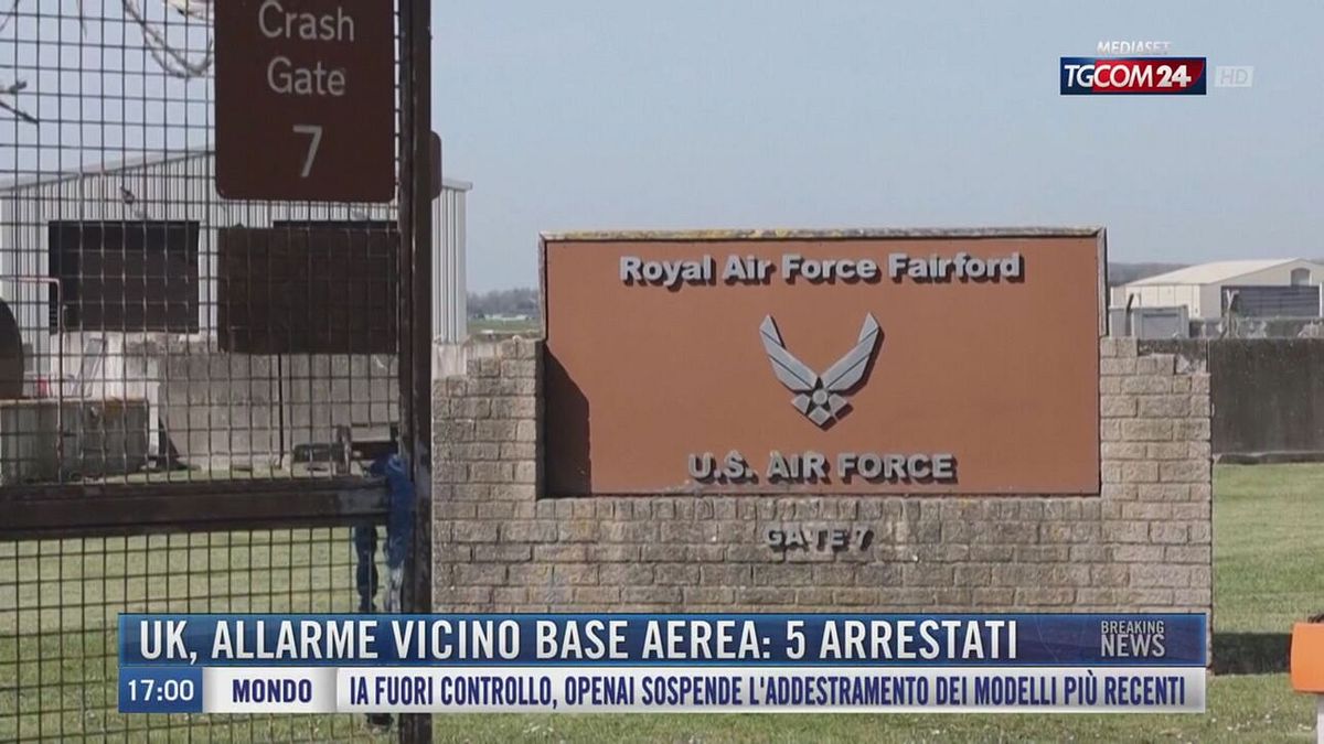 Breaking News delle 17.00 | Uk, allarme vicino base aerea: 5 arrestati