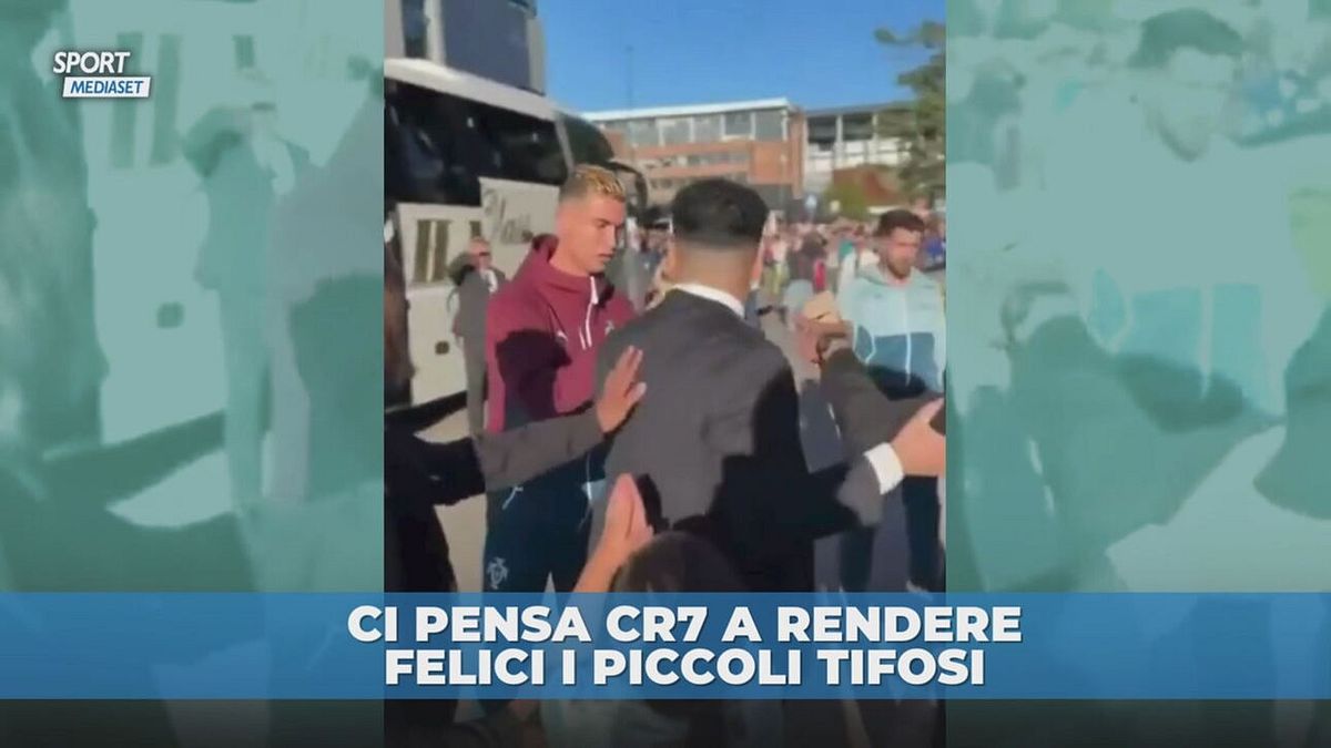 CR7 GOAT dei tifosi: allontana la sicurezza per la foto con due bimbe