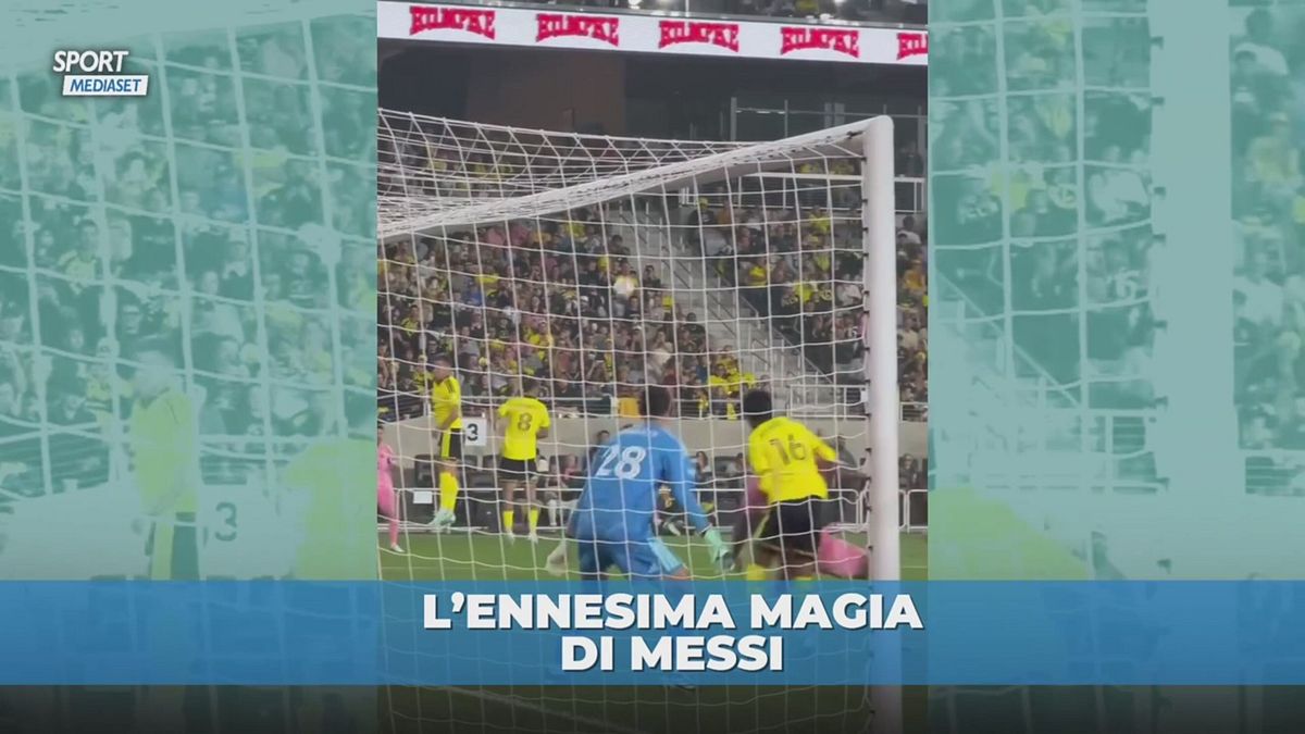 Magia Messi: punizione favolosa quasi da calcio d'angolo