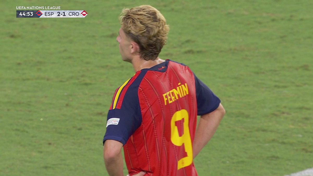 45' | Clamoro palo di Fermin López